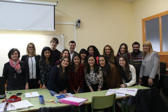 Myriam García y Raúl Martínez, de SDI, con los alumnos del IES Valle del Cidacos.